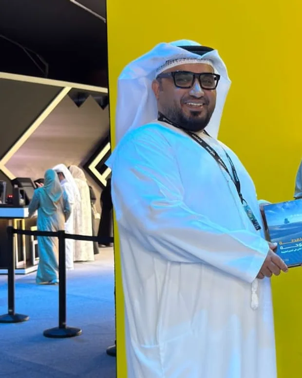 أحمد مع الكاميرا وقت الفجر — مو صورة استوديو رسمية